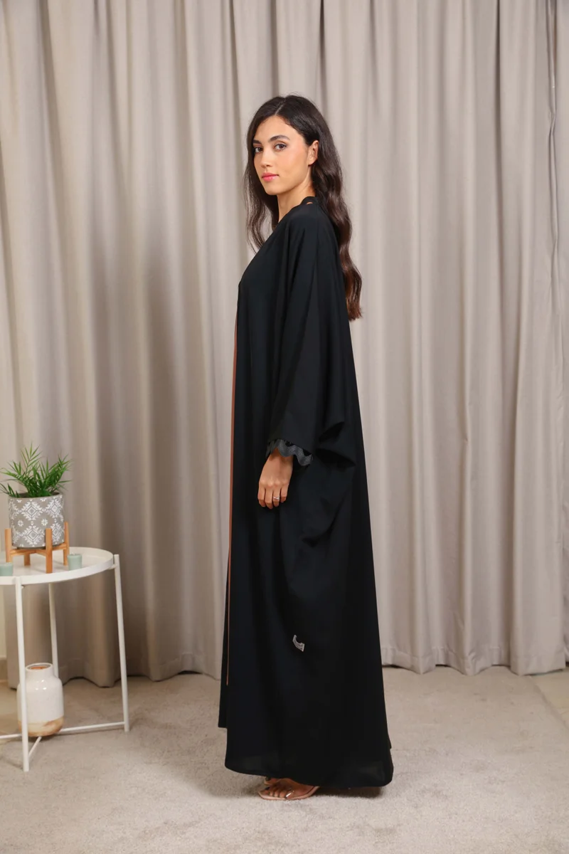 نيكياس عباية نِدى مفتوحة بقصة بحرينية من نيكـياس مع تفاصيل دانتيل أنيقة