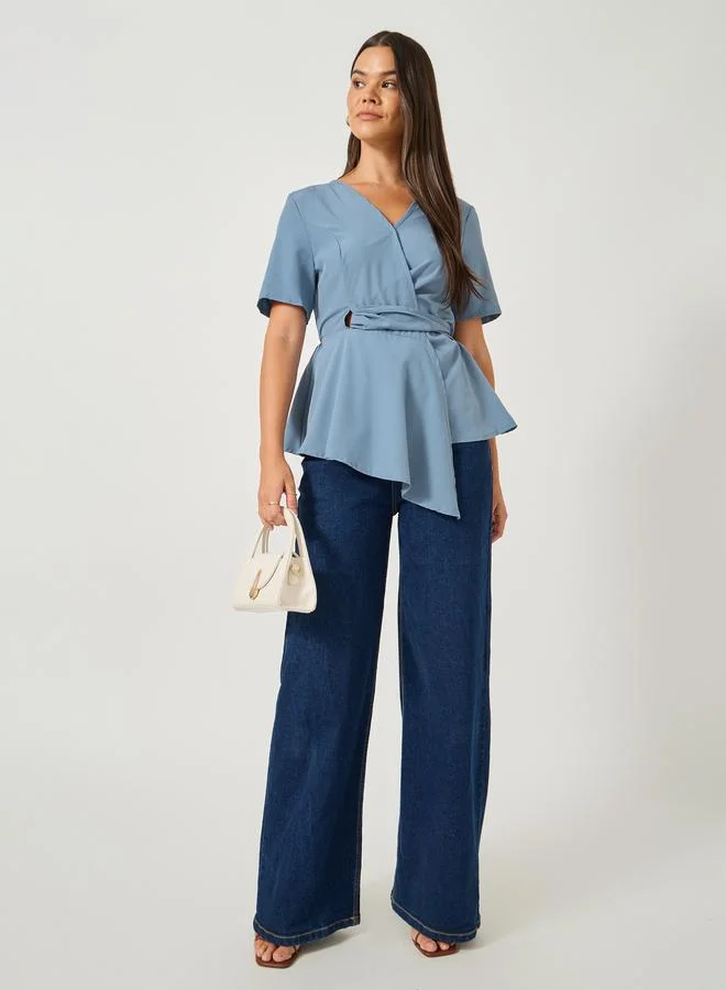 تايك تو بلوزة قصيرة بأكمام قصيرة بياقة على شكل حرف  وحافة غير متماثلة