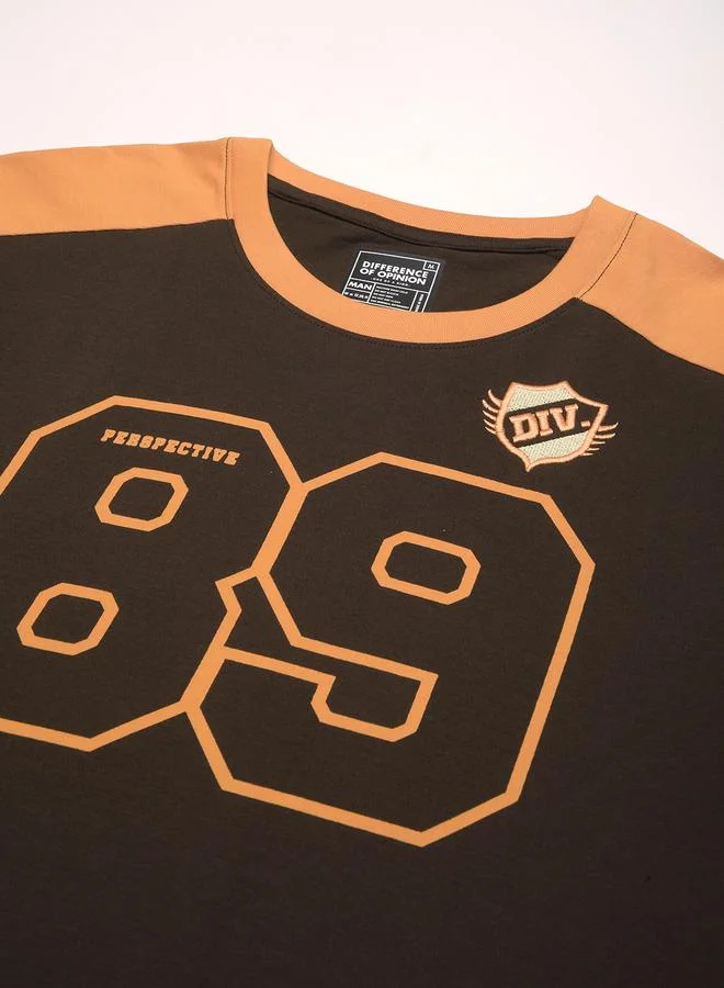 ديفيرينس أوف أوبينيون تيشيرت مطبع بأكمام قصيرة وقصة واسعة للرجال