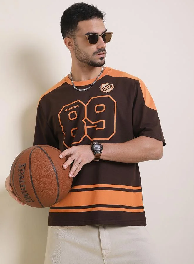 ديفيرينس أوف أوبينيون تيشيرت مطبع بأكمام قصيرة وقصة واسعة للرجال