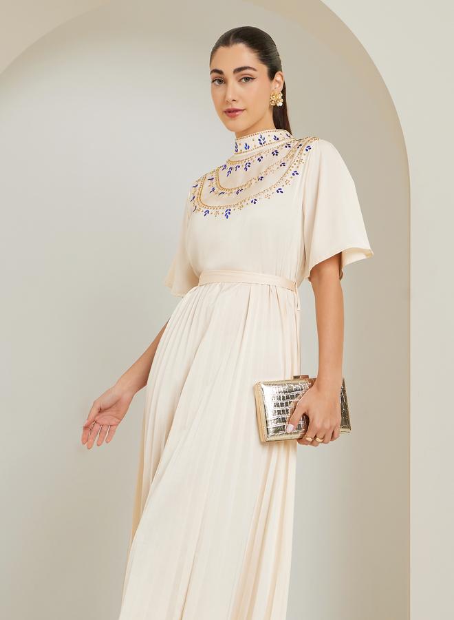 ستايلي فستان طويل كريمي بليسيه مزين - Image 2