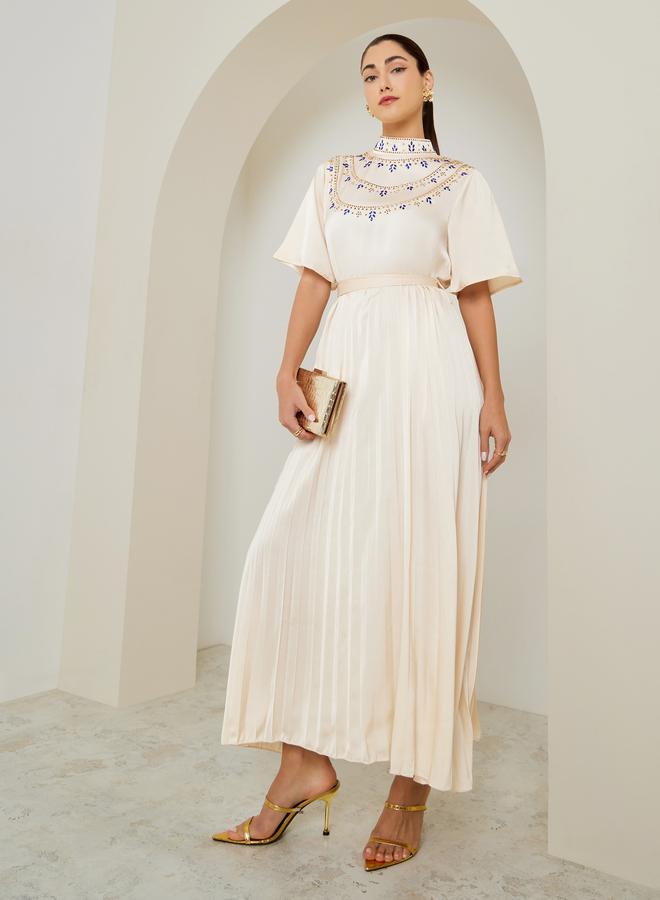 ستايلي فستان طويل كريمي بليسيه مزين - Image 1