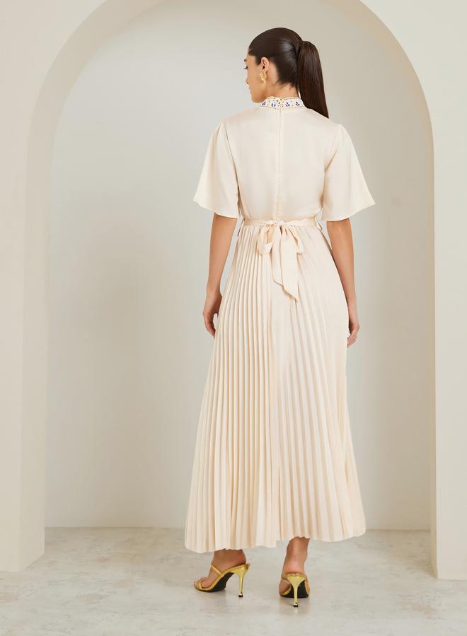 ستايلي فستان طويل كريمي بليسيه مزين - Image 5