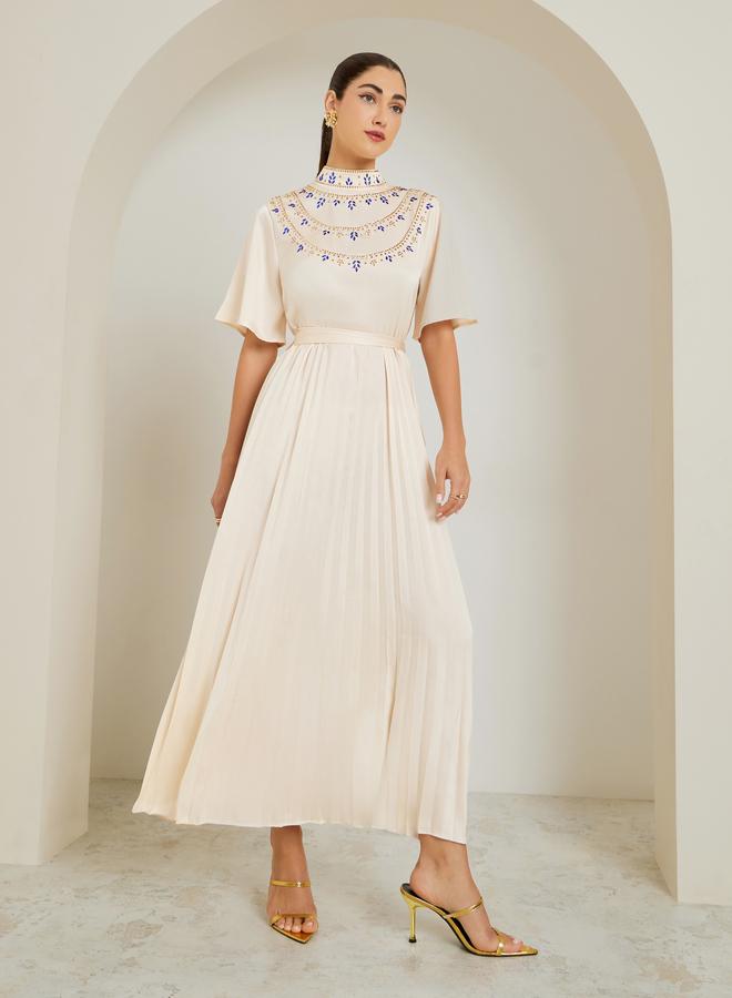 ستايلي فستان طويل كريمي بليسيه مزين - Image 3