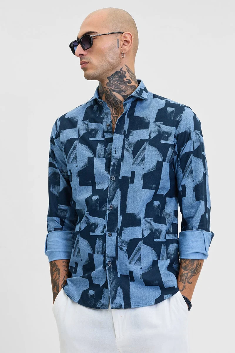 سنيتش قميص أزرق داكن بقصة ضيقة بتصميم تجريدي