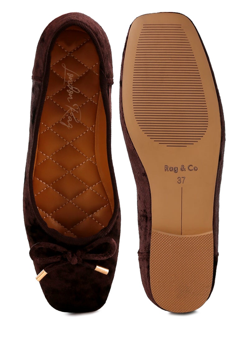 لندن راج حذاء باليرينا بفيونكة مخملية باللون البني - Image 4