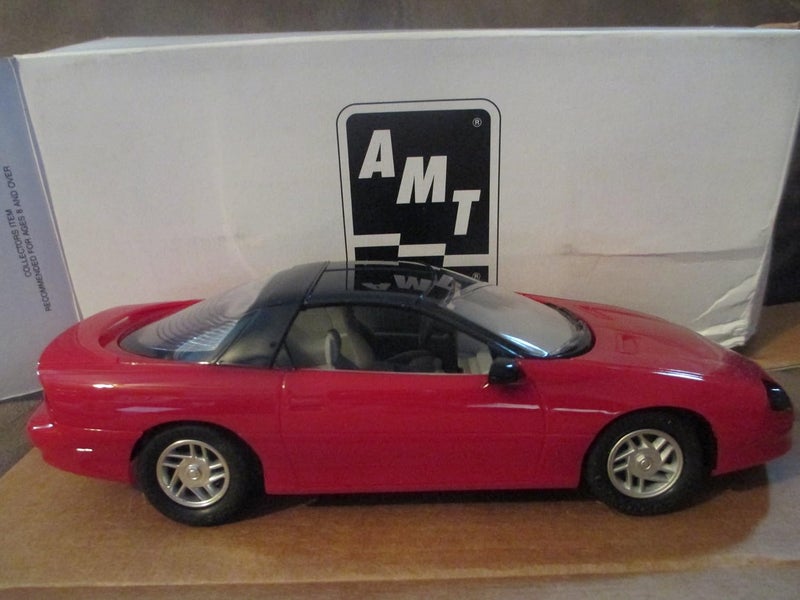 6121 ERTLAMT 1993 Camaro Z28Torch Red 125 Plastic Promo Fully Assembled