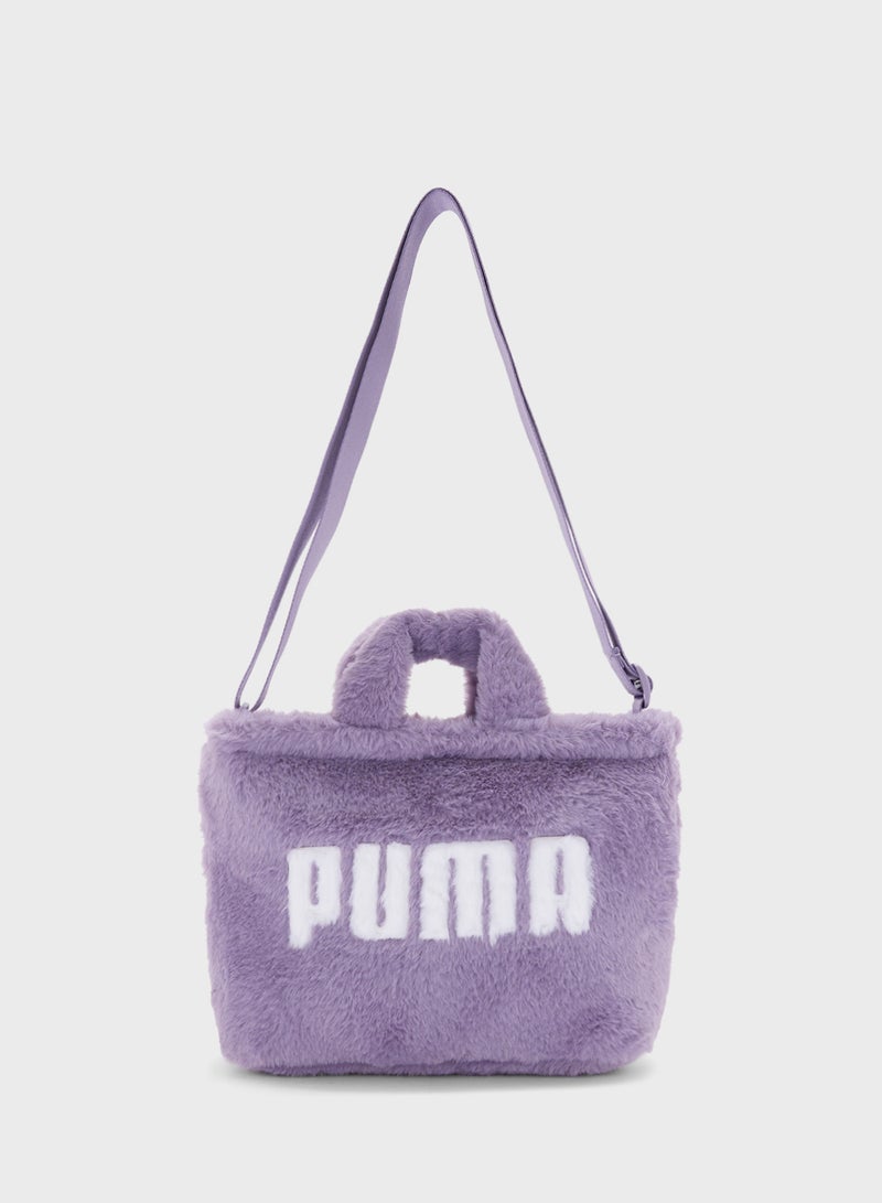 PUMA حقيبة توت صغيرة من الفرو الأساسي  - Image 1