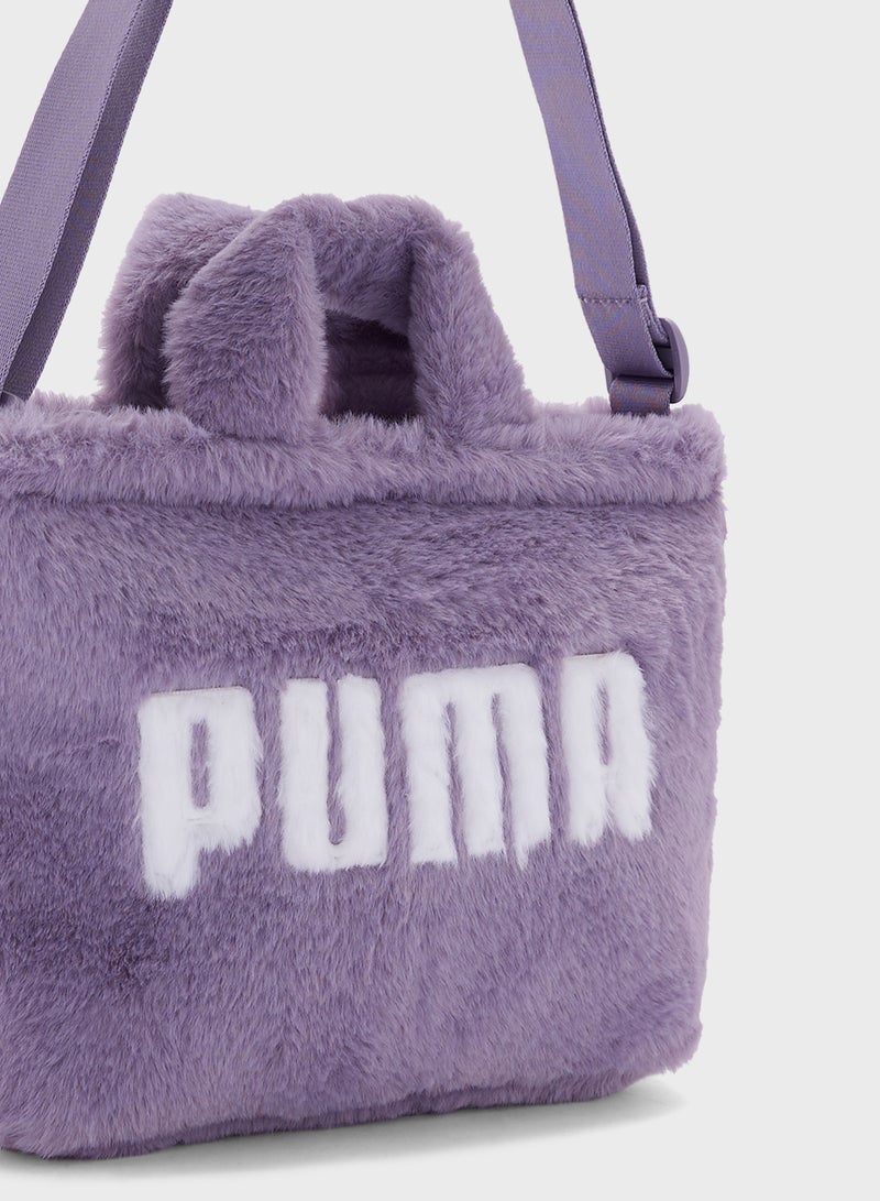 PUMA حقيبة توت صغيرة من الفرو الأساسي  - Image 4