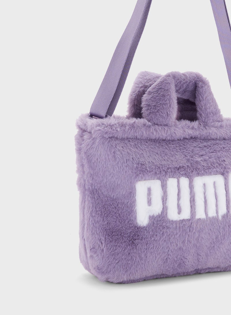 PUMA حقيبة توت صغيرة من الفرو الأساسي  - Image 3