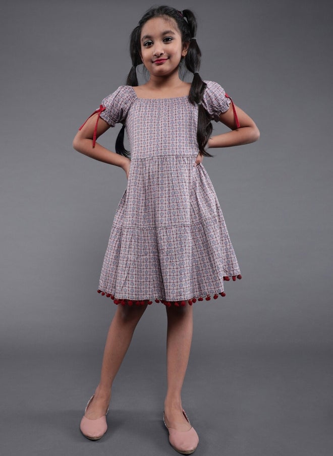 أيه كيه إس فستان بناتي بقصة واسعة وفتحة عند الخصر بنقشة مربعات رمادية - Image 1