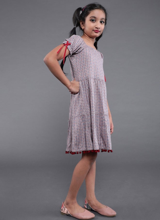 أيه كيه إس فستان بناتي بقصة واسعة وفتحة عند الخصر بنقشة مربعات رمادية - Image 3
