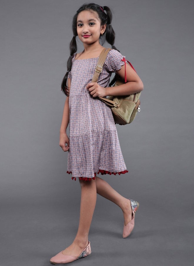 أيه كيه إس فستان بناتي بقصة واسعة وفتحة عند الخصر بنقشة مربعات رمادية - Image 4