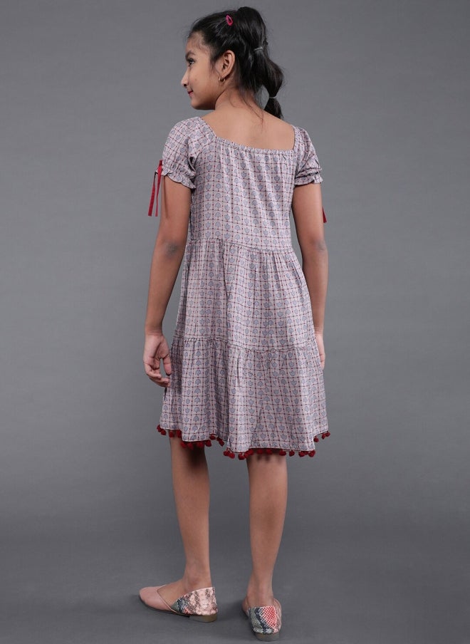 أيه كيه إس فستان بناتي بقصة واسعة وفتحة عند الخصر بنقشة مربعات رمادية - Image 5