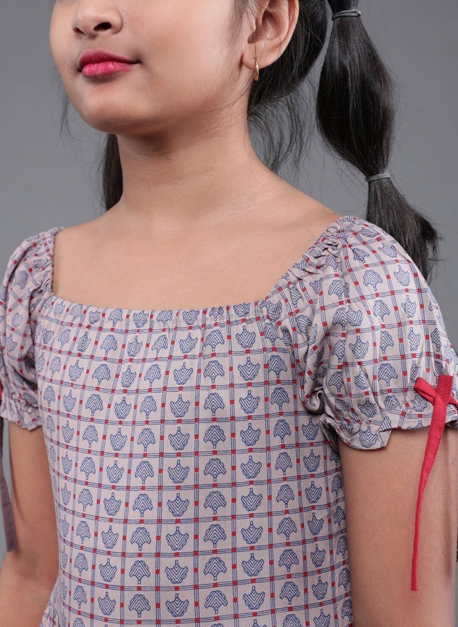 أيه كيه إس فستان بناتي بقصة واسعة وفتحة عند الخصر بنقشة مربعات رمادية - Image 2