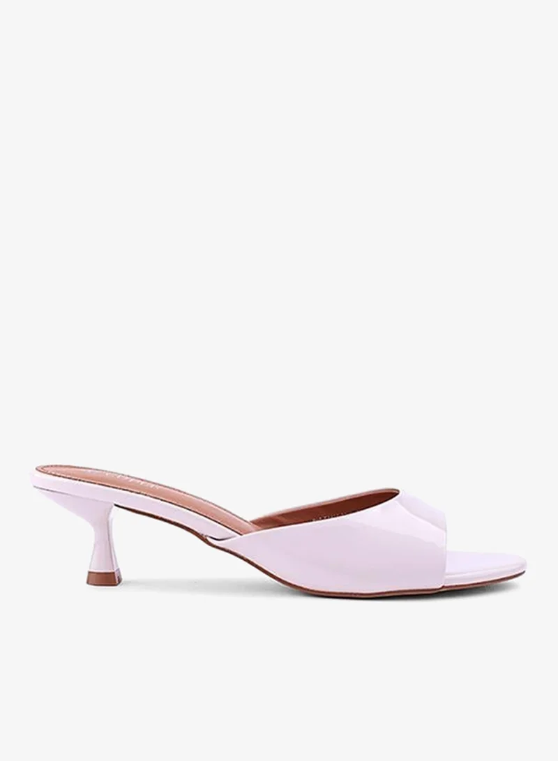 Cuple Casual flat slippers perfect for relaxed days.