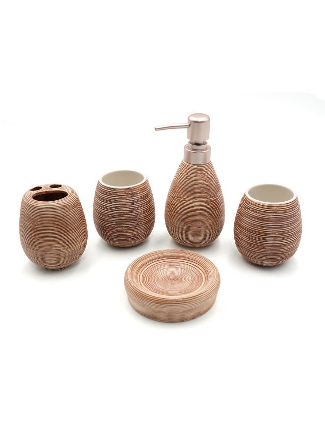 بيرام طقم إكسسوارات حمام سيراميك بني من Beram – 5 قطع تصميم طبيعي محكم مع موزع صابون، حامل فرشاة أسنان، كوب، حامل متعدد الاستخدامات وصحن صابون – أسلوب ريفي بوهيمي لحمام عصري - Image 1