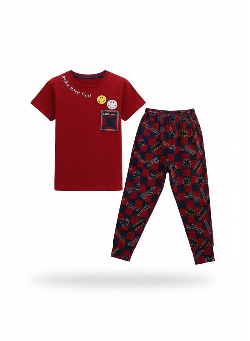 جوانا طقم بيجاما للأولاد بطبعة "جاست هاف فن"، قميص بأكمام قصيرة وبنطال طويل، باللون الأحمر - Image 1
