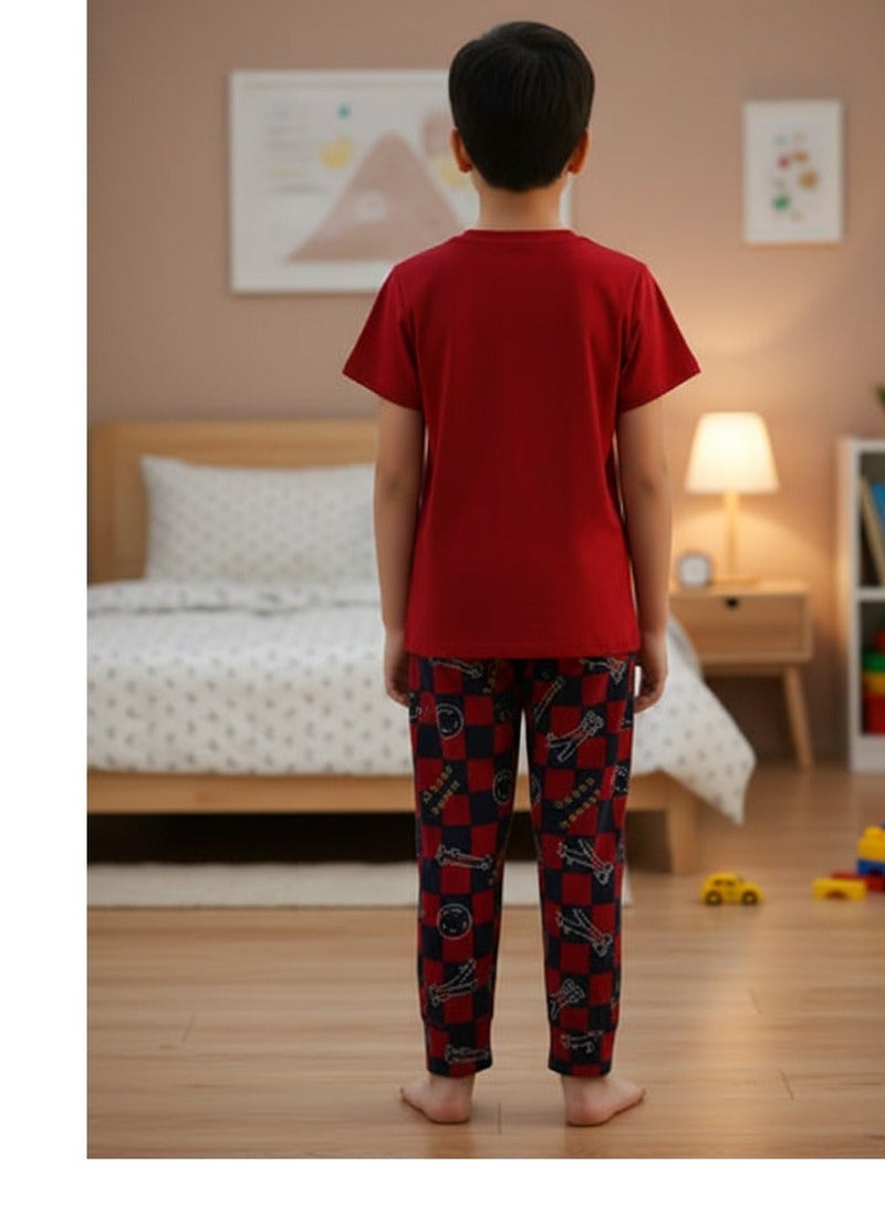 جوانا طقم بيجاما للأولاد بطبعة "جاست هاف فن"، قميص بأكمام قصيرة وبنطال طويل، باللون الأحمر - Image 3
