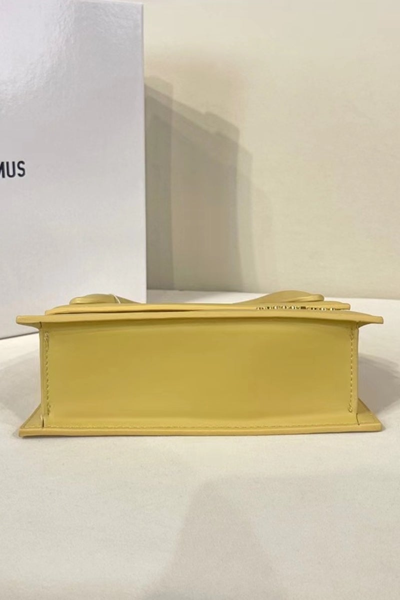 Jacquemus  حقيبة يد طويلة من Le Chiquito حقيبة يد طويلة من الجلد مع حزام كروس بودي - Image 4