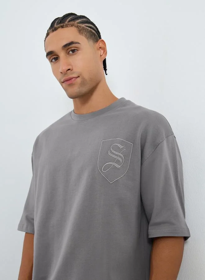 ستايلي تيشيرت واسع بتفاصيل مُطرّزة