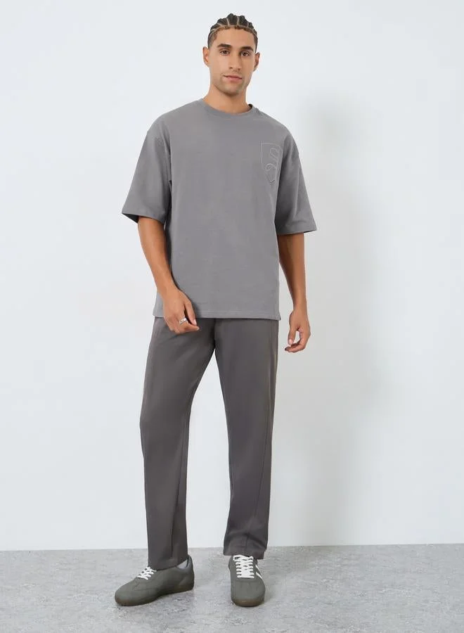 ستايلي تيشيرت واسع بتفاصيل مُطرّزة