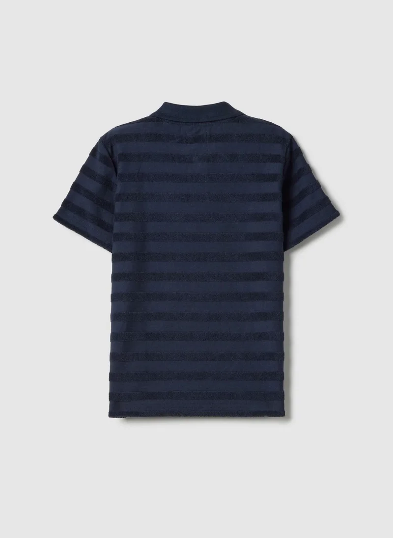 او في اس قميص بولو قطني أزرق مخطط للأولاد من أو في إس