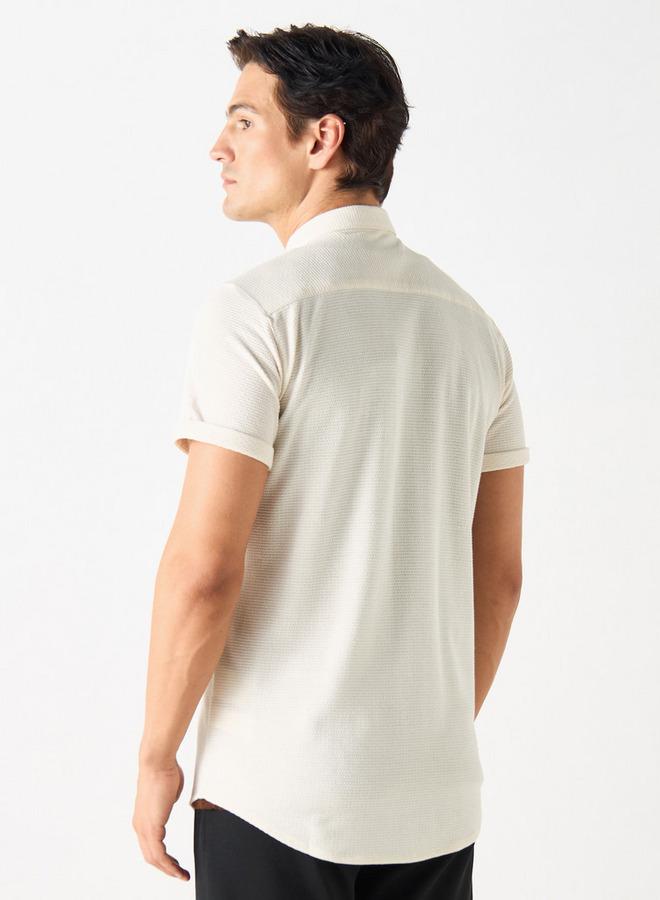 ايكونيك قميص بارز الملمس بياقة عريضة وأكمام قصيرة من آيكونيك - Image 3