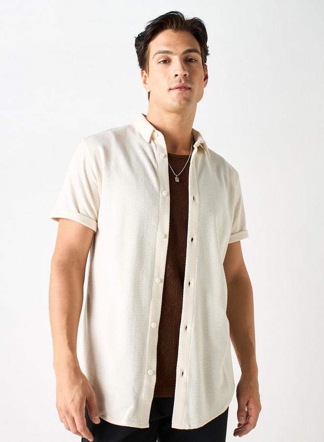 ايكونيك قميص بارز الملمس بياقة عريضة وأكمام قصيرة من آيكونيك - Image 1