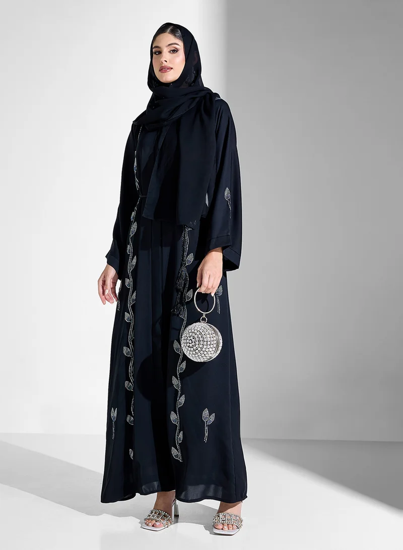 خزانة عباية مطرزة مع شيلة