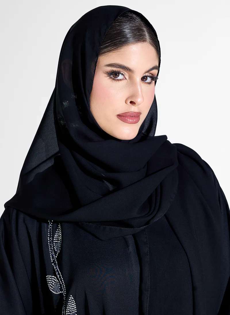 خزانة عباية مطرزة مع شيلة