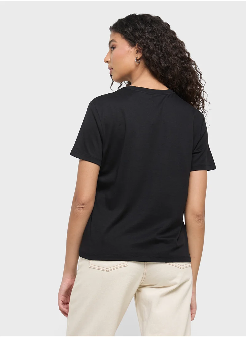 كالفن كلاين جينز Graphic Crew Neck T-Shirt