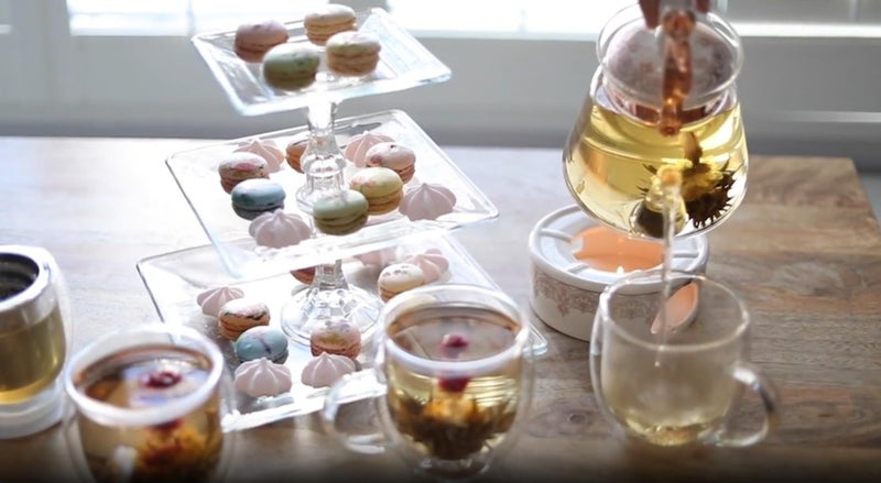 Teabloom Buckingham Palace Teapot & Flowering Tea Gift Set (6 Pieces) - Stovetop Safe Glass Teapot (40 OZ / 1.2 L / 4-5 CUPS), Porcelain Lid, Tea Warmer, Loose Tea Infuser, 2 Gourmet Rose Tea Flowers - Image 2