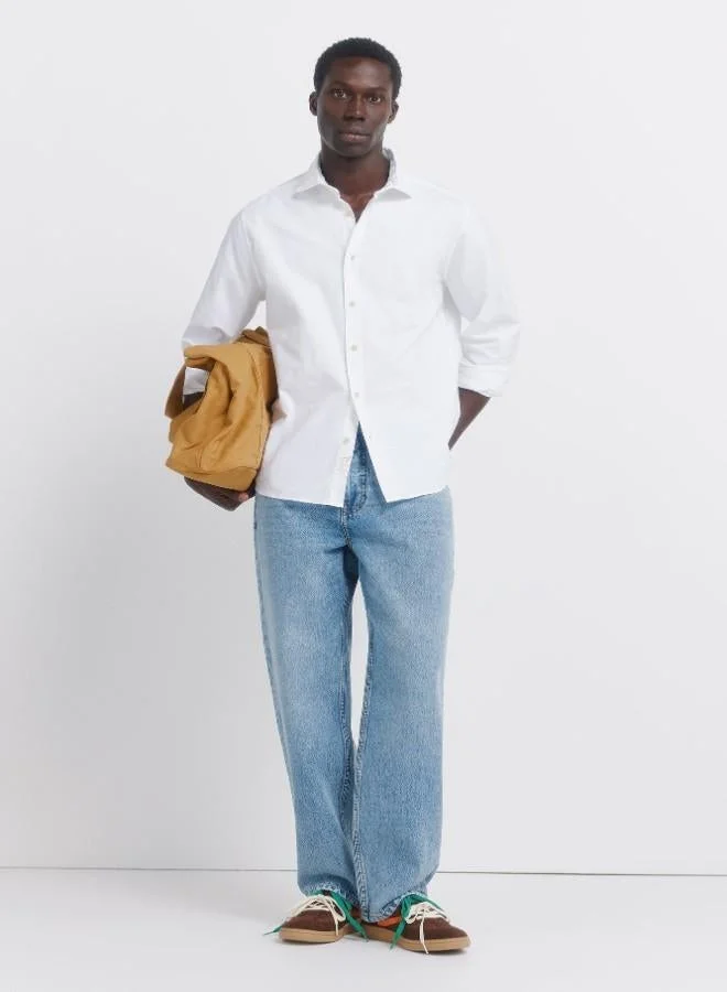 Springfield Regular fit long-sleeved shirt. lightweight oxford fabric yarn-dyed 100% cotton. raw button and striped ribbon on the inner neck for decoration. Springfield logo embroidered in tone.