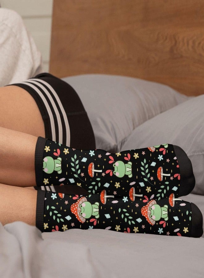 ياتيه جوارب Yaateeh الخضراء المرحة بتصميم الضفدع والفطر، جوارب للجنسين بتصميم مميز. - Image 4