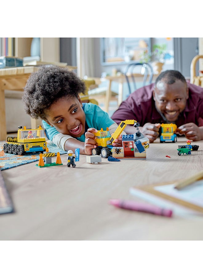 LEGO شاحانات بناء المدينة ورافعة كرة الهدم 60391 مجموعة ألعاب البناء للأطفال من عمر 4 سنوات فأكثر؛ تشمل 3 مركبات بناء، منزل مهدم، 3 شخصيات صغيرة وملحقات ممتعة للعب التخيل (235 قطعة)  - Image 3
