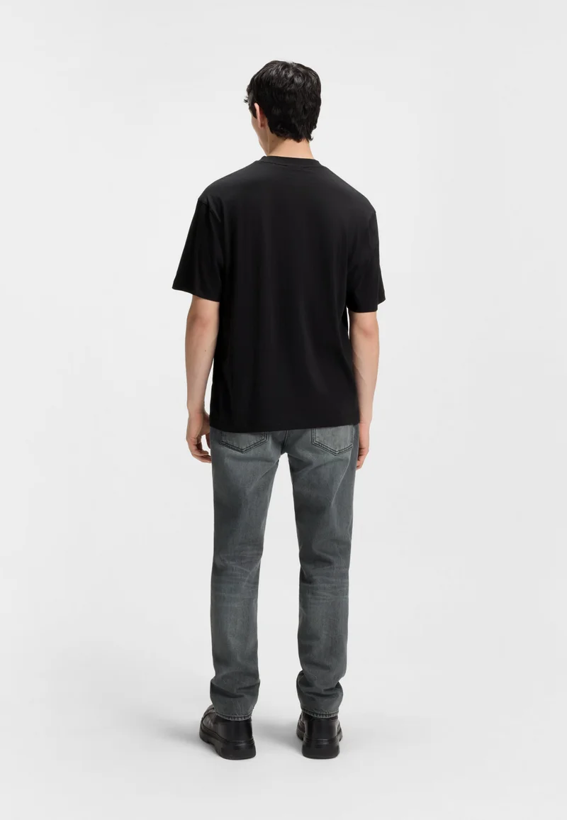 هوجو تيشيرت قطن جيرسيه بطبعة شعار رسومي