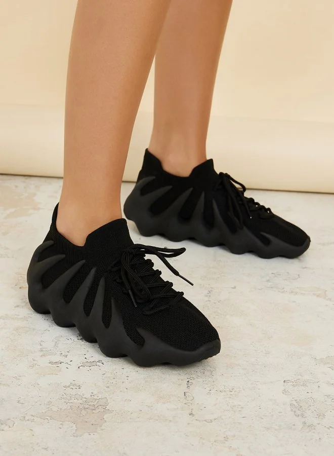 ستايلي اكتيف حذاء رياضي بنعل تجريدي وجزء علوي محبوك