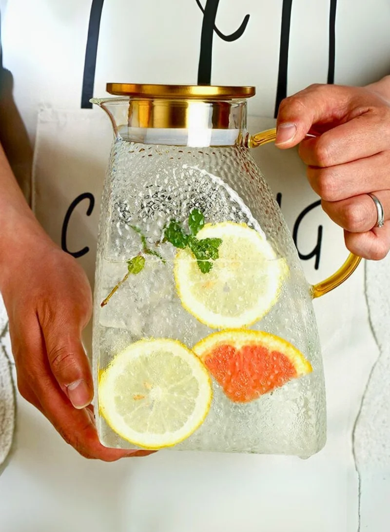 1Chase Borosilicate Glass Water Pitcher – 1.8L Large Jug with Gold Handle & Stainless Steel Lid, Hammered Pattern, for Water, Juice, Tea, and Cold Drinks – Fits in Fridge Door