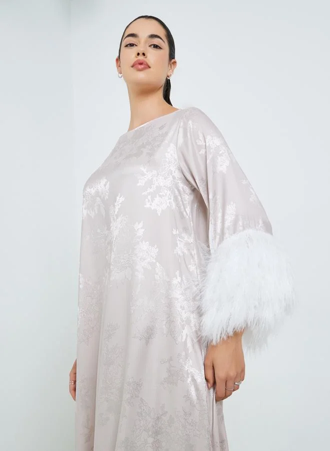 أميرة جلابية جاكار بحافة ريش صناعي