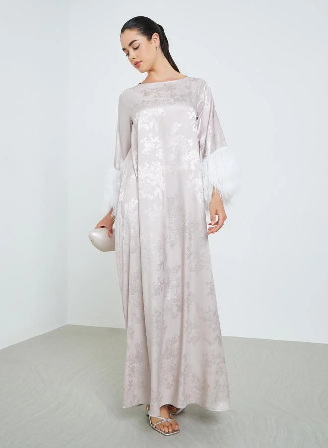 أميرة جلابية جاكار بحافة ريش صناعي