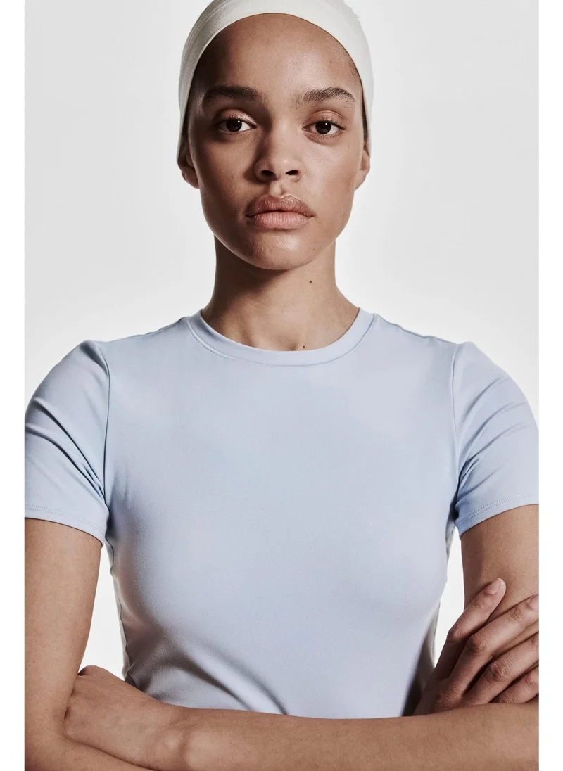 اتش اند ام بلوزة رياضية بتقنية