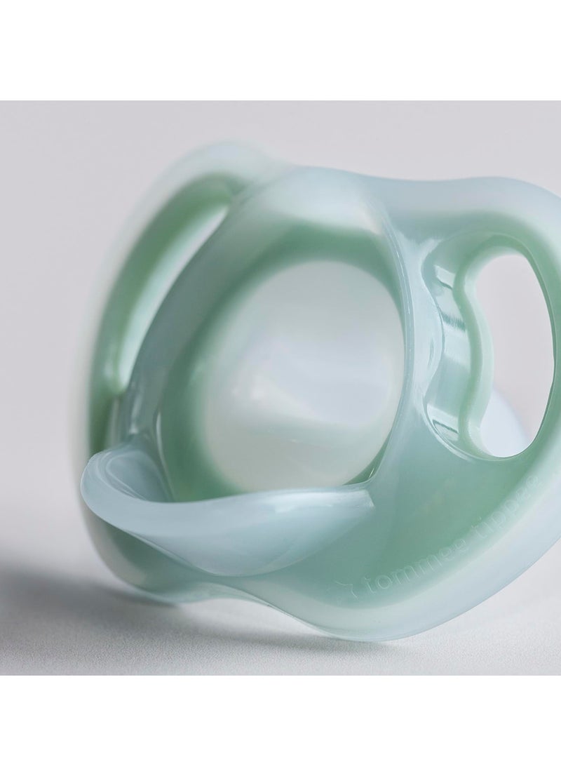 Tommee Tippee UK - Ultra Light Silicone Pacifier Symmetrical One Piece Design Silicone Binkies 0 to 6 Month 4 Count - Image 1