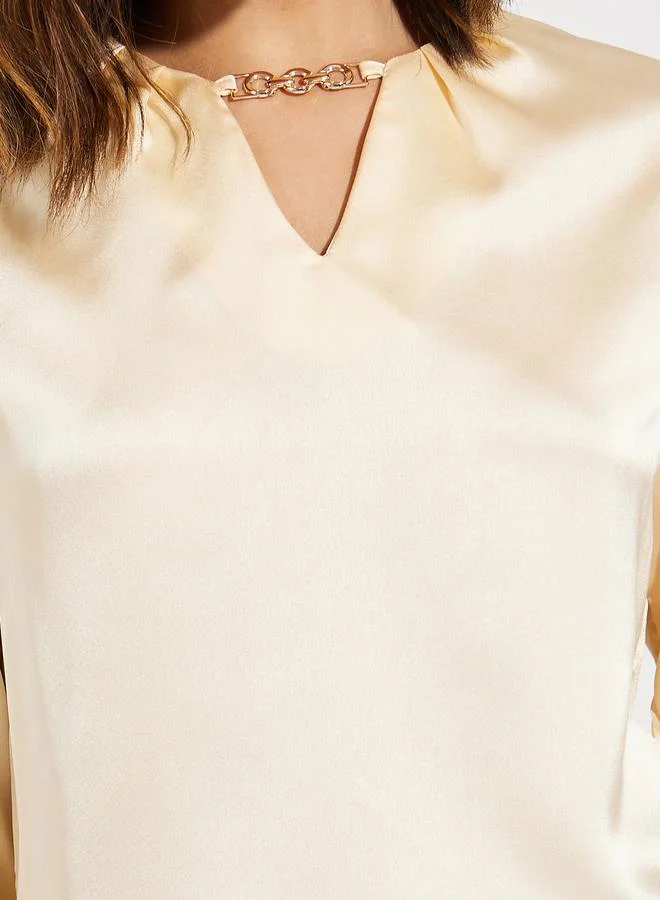 Styli Keyhole Neck Chain Detail Satin Blouse