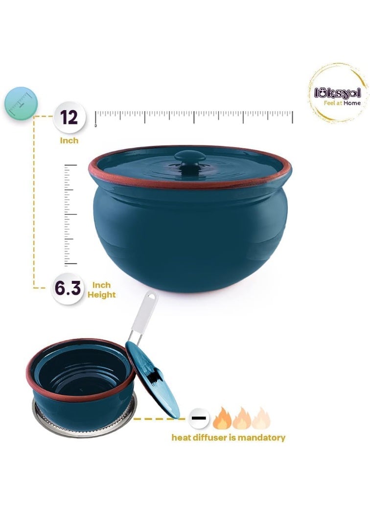 لوكسيول قدر طهي طيني من لوكس يول – صناعة يدوية تركية من طين طبيعي 100٪ – صديق للبيئة وآمن للفرن والميكروويف وغسالة الصحون – متوفر بألوان طبيعي، أزرق، بني، أسود، أخضر، تركواز – بأربعة مقاسات: طول 9 سم بقطر 20، طول 12 بقطر 24، طول 14 بقطر 27، طول 16 بقطر 31 سم – مثالي للطهي الصحي والمتوازن: حساء، يخنة، طاجن، أطباق جانبية ومقبلات – يحافظ على نكهة وحرارة الطعام – مقاوم للتشقق والصدمات – خالٍ من المواد الكيميائية و BPA – مادة طينية صحية، تدعم نمط الحياة المستدام – تصميم أنيق يناسب المطابخ العصرية أو التقليدية – هدية فاخرة لحفلات الزفاف أو دبيج المنزل أو لمحبي الطهي – ماركة لوكس يول مصنوعة بحرفية عالية وطابع تراثي تركي – قدر يتمتع بمتانة تدوم وجمال ألوان طبيعية - Image 2