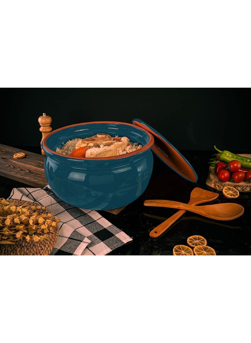 لوكسيول قدر طهي طيني من لوكس يول – صناعة يدوية تركية من طين طبيعي 100٪ – صديق للبيئة وآمن للفرن والميكروويف وغسالة الصحون – متوفر بألوان طبيعي، أزرق، بني، أسود، أخضر، تركواز – بأربعة مقاسات: طول 9 سم بقطر 20، طول 12 بقطر 24، طول 14 بقطر 27، طول 16 بقطر 31 سم – مثالي للطهي الصحي والمتوازن: حساء، يخنة، طاجن، أطباق جانبية ومقبلات – يحافظ على نكهة وحرارة الطعام – مقاوم للتشقق والصدمات – خالٍ من المواد الكيميائية و BPA – مادة طينية صحية، تدعم نمط الحياة المستدام – تصميم أنيق يناسب المطابخ العصرية أو التقليدية – هدية فاخرة لحفلات الزفاف أو دبيج المنزل أو لمحبي الطهي – ماركة لوكس يول مصنوعة بحرفية عالية وطابع تراثي تركي – قدر يتمتع بمتانة تدوم وجمال ألوان طبيعية - Image 5