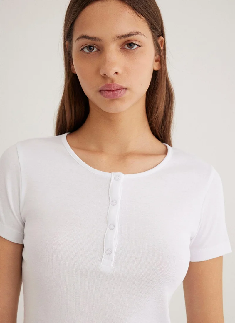 مافي تيشيرت أبيض أساسي