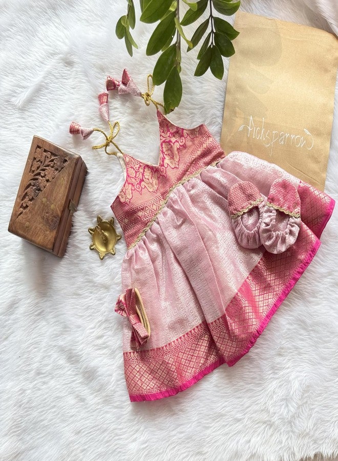 Picksparrow فستان بيكسبارو الحريري التقليدي للفتيات الصغيرات، بقصة ضيقة من الأعلى وواسعة من الأسفل، يصل إلى الركبة، مع عصابة رأس وجوارب (0-3 أشهر، وردي) - Image 2