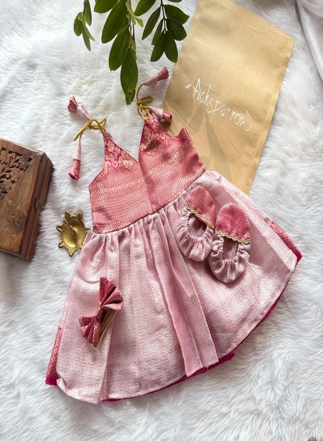 Picksparrow فستان بيكسبارو الحريري التقليدي للفتيات الصغيرات، بقصة ضيقة من الأعلى وواسعة من الأسفل، يصل إلى الركبة، مع عصابة رأس وجوارب (0-3 أشهر، وردي) - Image 3