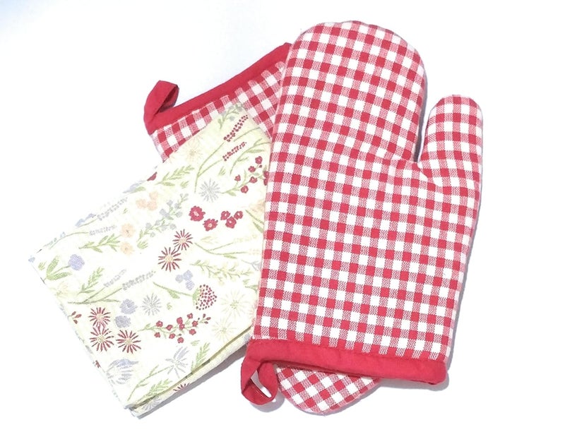 AmirThamil AmirThamil Kitchen Oven Mitts Set Red and White Gingham Check Pattern with Floral Print Heat Resistant 3 Pieces